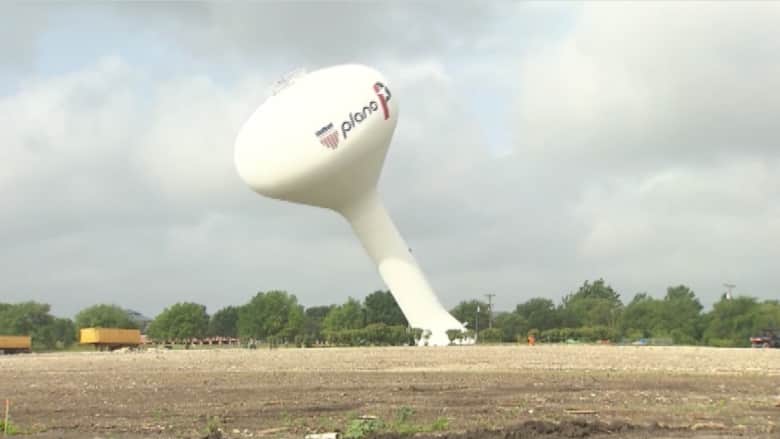 بالفيديو.. لحظة إنهيار خزان مياه عملاق في تكساس