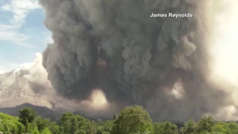 بالفيديو.. ثورة بركان في اندونيسيا تشرد الآلاف