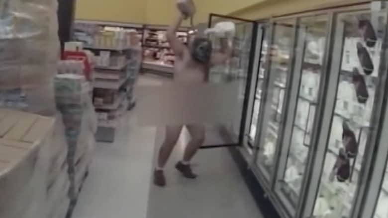بالفيديو.. رجل عار يركض داخل مركز تجاري بأمريكا