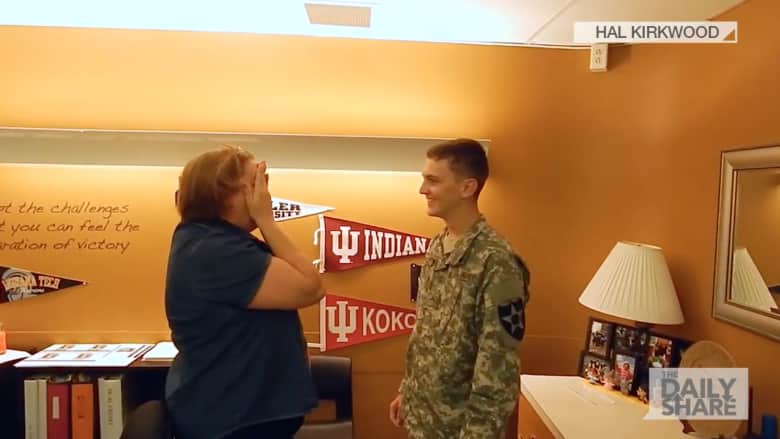 بالفيديو.. جندي يفاجئ والدته بعد غيابه