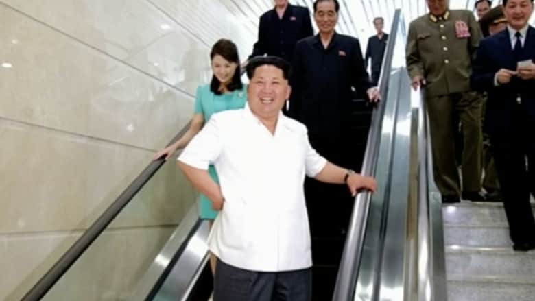  بالفيديو.. مجموعة صور لزعيم كوريا الشمالية كيم جونغ أون برفقة زوجته ومحاطاً بجنرالاته