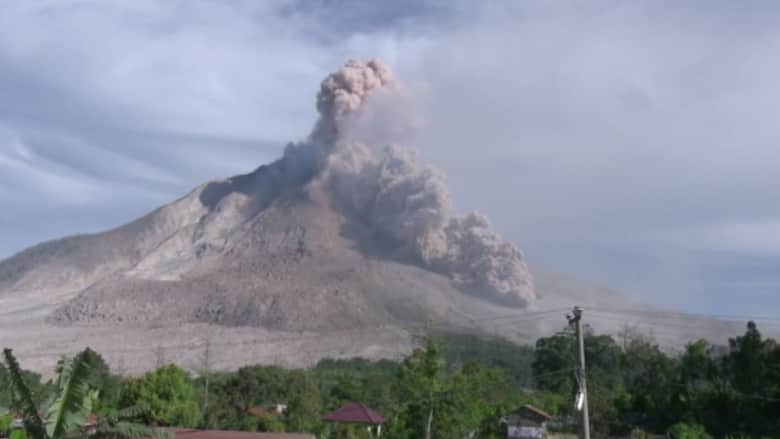 بالفيديو.. شاهد لحظة ثوران بركان سينابونغ في إندونيسيا