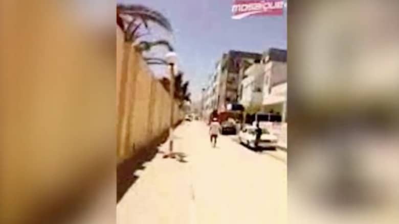  شاهد .. الرعب بين السياح لحظة الهجوم على فندق بمدينة سوسة التونسية