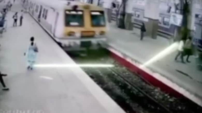 شاهد.. قطار في الهند يخرج عن سكته ويصيب الركاب بالمحطة
