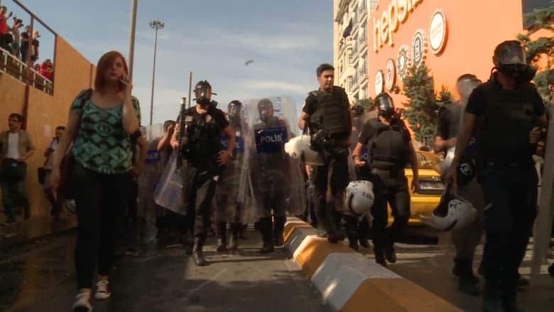 شاهد: الشرطة التركية تطلق “رذاذ الفلفل” على موكب للمثليين في اسطنبول