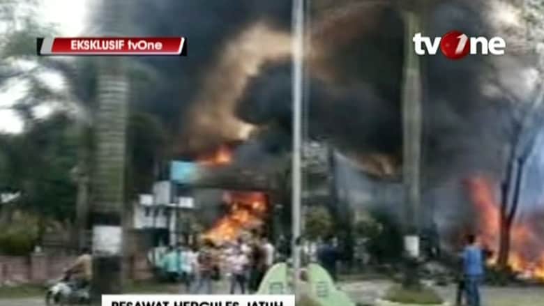 بالفيديو.. اللحظات الأولى بعد سقوط طائرة إندونيسية فوق حي سكني