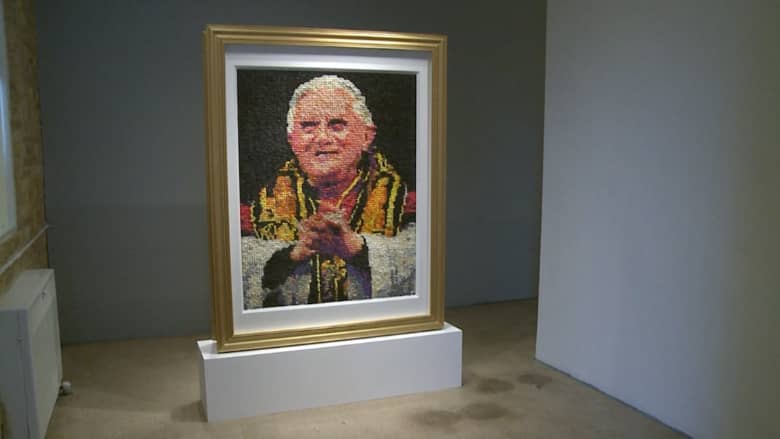 جدل حول لوحة من آلاف الواقيات الذكرية يظهر فيها وجه البابا