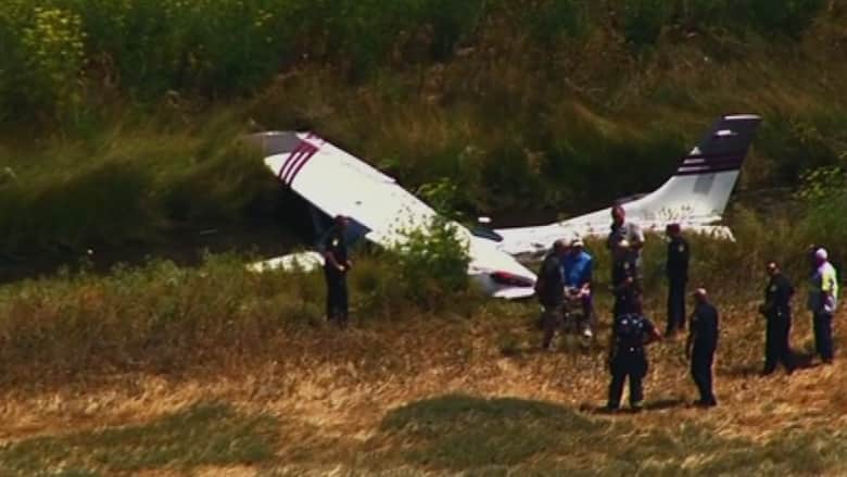 بالفيديو .. طائرة ركاب صغير تتحطم قرب المطار في كاليفورنيا