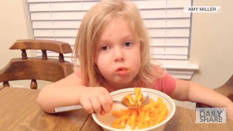 شاهدوا كيف تأكل هذه الطفلة رقائق “شيتوز” بالملعقة