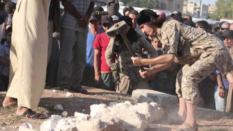 بالفيديو.. داعش يدمر تماثيل مهربة من تدمر ضبطها في حلب