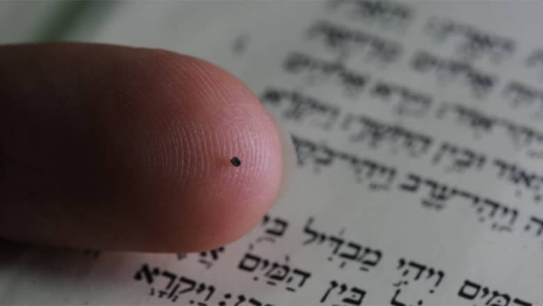 شاهد أصغر كتاب مقدس في العالم بتقنية النانو.. بالحرف العبري ويسع على رأس قلم