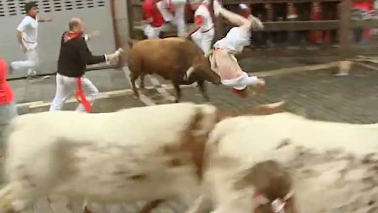 بالفيديو.. إصابات وركض في مهرجان الثيران بإسبانيا