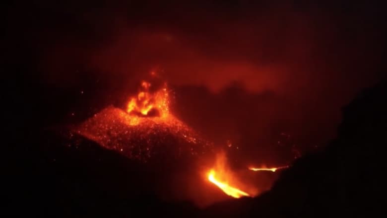 بالفيديو.. بركان جبل رونغ يقذف الحمم ويربك الملاحة الجوية بإندونيسيا 