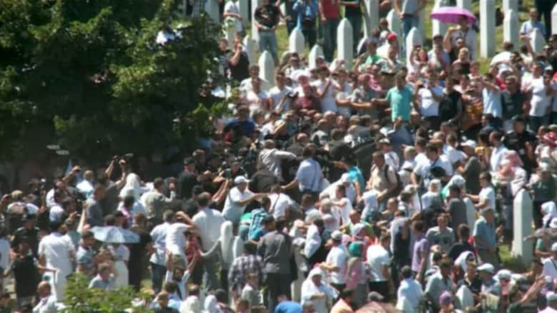 شاهد.. رئيس الوزراء الصربي يهرب بعد رشق مسلمين له في ذكرى مذبحة سربرنيتشا