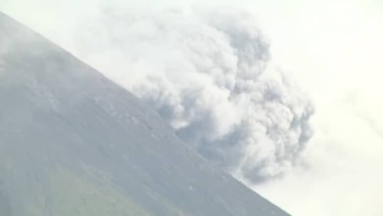 بالفيديو.. مشاهد للحظة ثوران بركان جمالاما بإندونيسيا