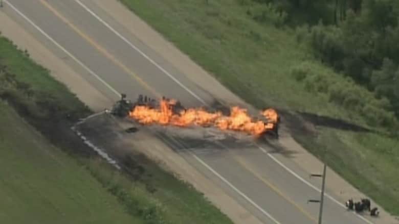 بالفيديو.. تصادم يسبب حريقا بين مركبة وناقلة وقود بأمريكا