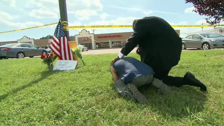 بالفيديو.. شاهد أمريكي ينهار بالبكاء في موقع هجوم تينيسي