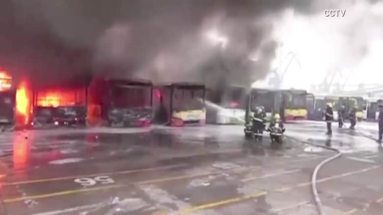بالفيديو.. حريق هائل يلتهم 11 حافلة في الصين