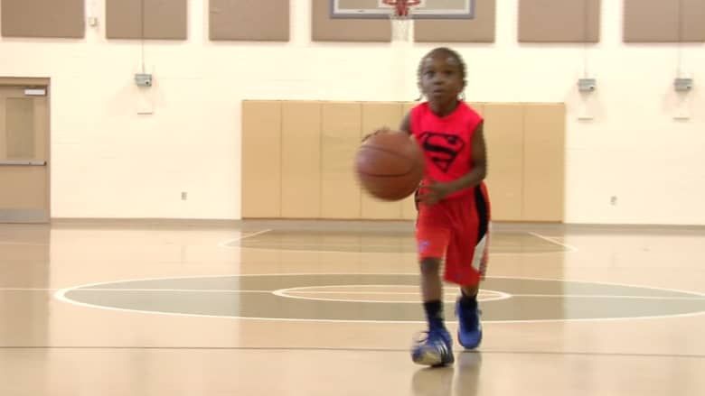 بالفيديو.. طفل في الخامسة يلعب كرة السلة باحترافية عالية