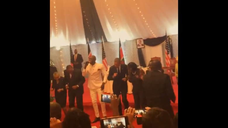 شاهد.. أوباما يرقص "ليبالا" في كينيا