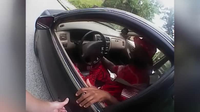 بالفيديو.. كاميرا شرطي أمريكي توثق لحظة إطلاقه النار على سائق