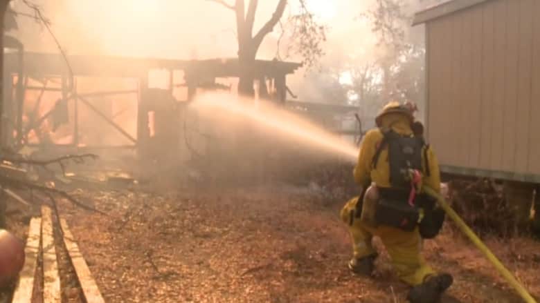 بالفيديو.. الحرائق تلتهم عشرات المنازل وتجلي الآلاف في كاليفورنيا 