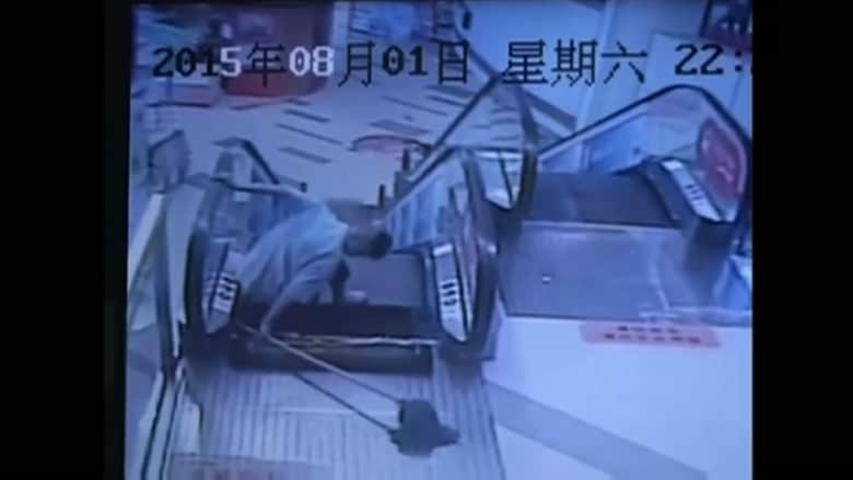 بالفيديو.. شخص تعلق رِجله بدرج متحرك في ثالث حادثة في أسبوع بالصين