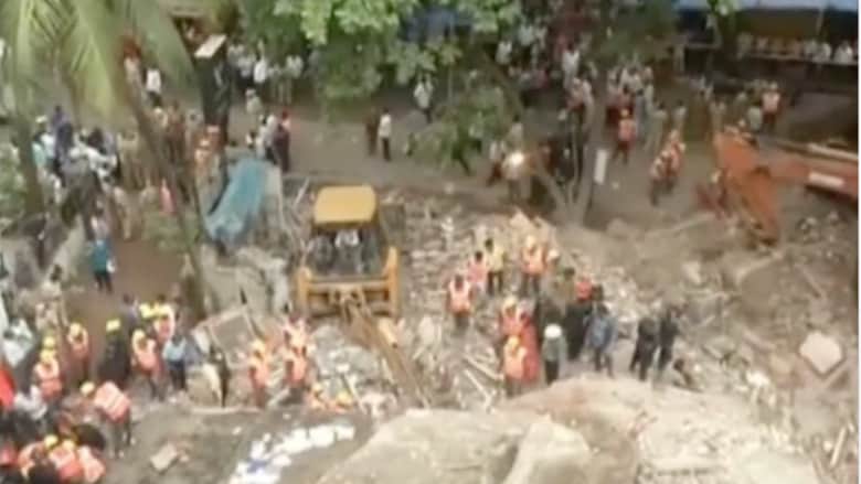 بالفيديو.. المشاهد الأولية بعد كارثة انهيار مبنى سكني في الهند