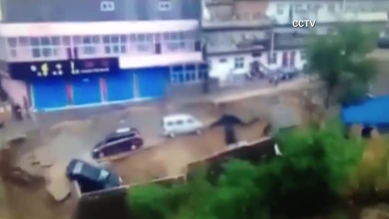 بالفيديو.. لحظة انهيار طريق أثناء توقف عدد من السيارات بالصين