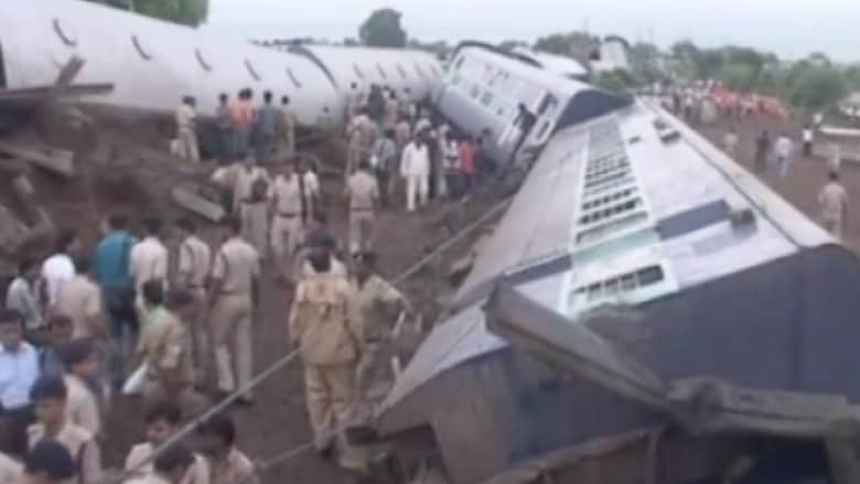 بالفيديو.. شاهد انقلاب قطارين يودي بحياة العشرات في الهند