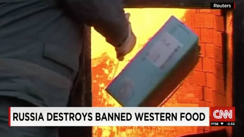 بالفيديو.. روسيا تحرق مواد غذائية من الدول الغربية وسط مطالب بمنحها للفقراء