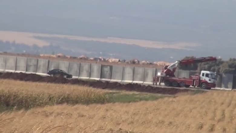 بالفيديو.. تركيا تبني جداراً خرسانياً على حدودها مع سوريا