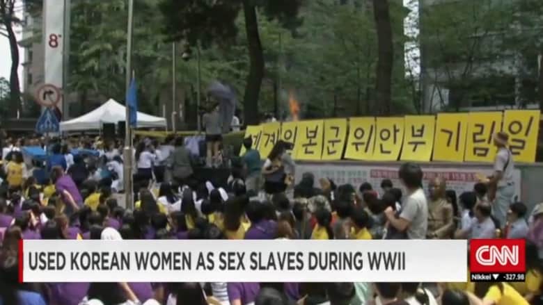 ثمانيني كوري يحرق نفسه خلال تظاهرة أمام السفارة اليابانية رفضا للعبودية الجنسية