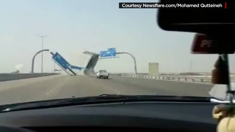 يحدث في السعودية وحدث في أمريكا: شاحنة تصطدم بحاويتها لافتة طريق