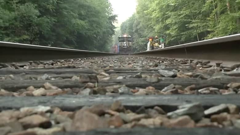 بالفيديو.. شاهد رجل ينجو من حادث سيارة ليموت دهساً بالقطار بعد لحظات