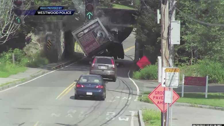 بالفيديو.. سائق تجاهل لوحة تحذير قبل جسر.. شاهد ماذا حدث!
