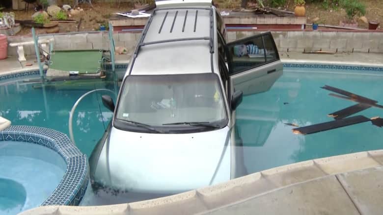 بالفيديو.. سيارة تسقط في بركة سباحة 
