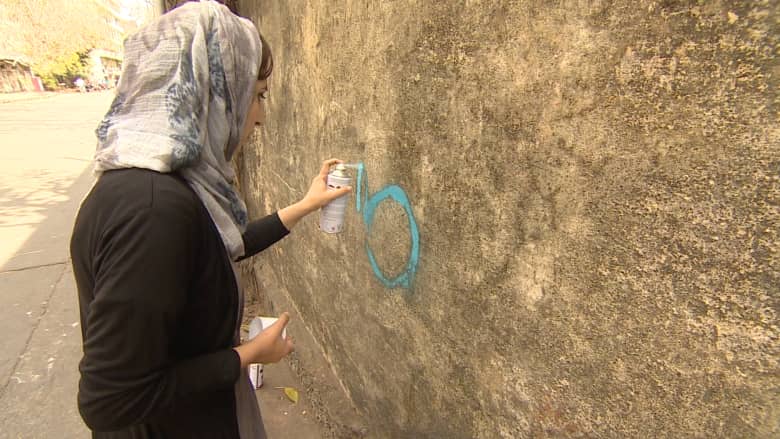 بالفيديو.. مالينا سليمان أفغانية تتحدى البرقع برسوماتها وجدارياتها 