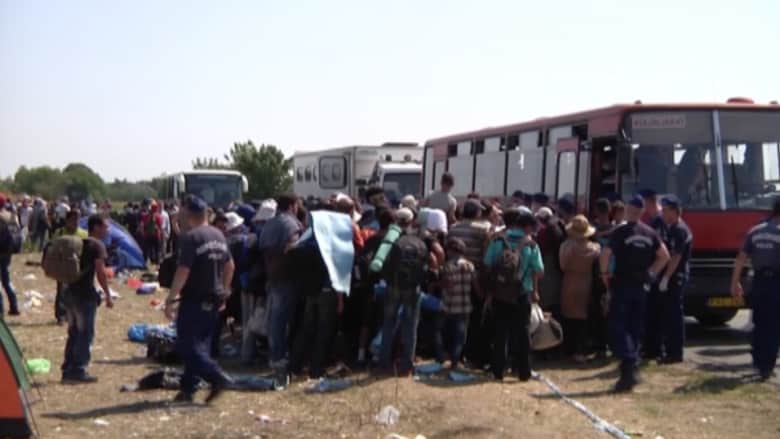 بالفيديو.. مهاجرون من سوريا والعراق يحتجون على حدود المجر 