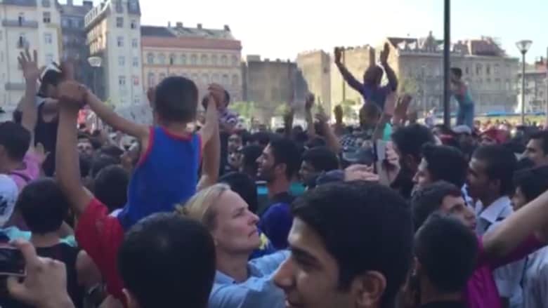 مئات المهاجرين يتظاهرون بعد إغلاق محطة قطارات بودابست: لا للمجر.. نعم لألمانيا