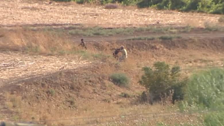 شاهد.. اشتباكات عنيفة بين "داعش" والمعارضة السورية قرب الحدود التركية