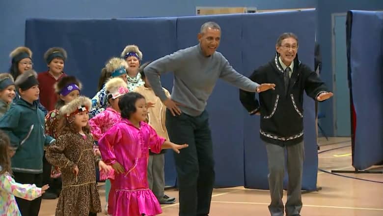 بالفيديو.. أوباما يفاجئ طلاب مدرسة بالرقص معهم