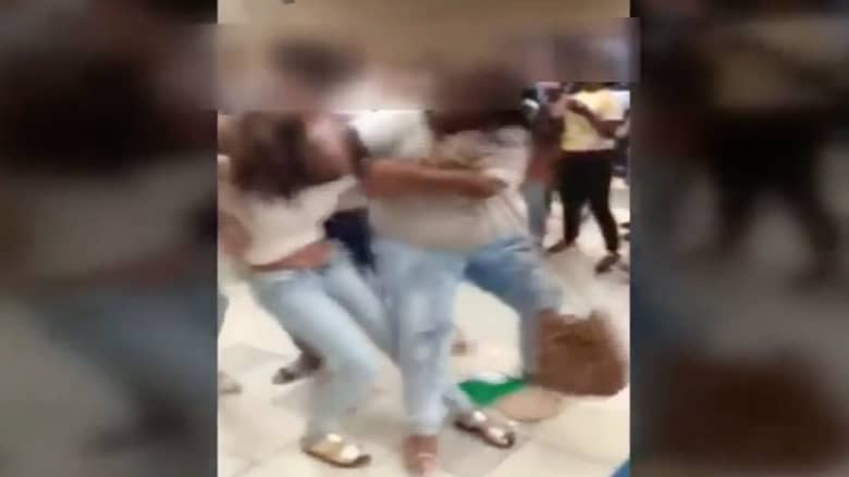 بالفيديو.. شاهد طالب يرقص وسط عراك عنيف بين فتيات مدرسة أمريكية