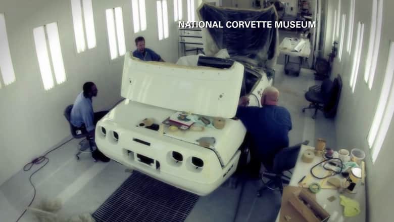 بالفيديو.. شاهد إصلاح سيارة كورفيت سعرها مليون دولار بتقنية الفاصل الزمني 
