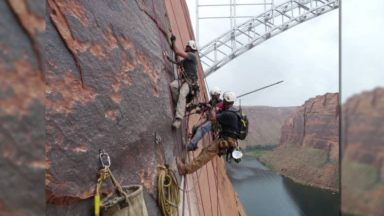بالفيديو.. عمال يسابقون الزمن لمنع صخرة عملاقة تزن 227 طن من السقوط في نهر كولورادو