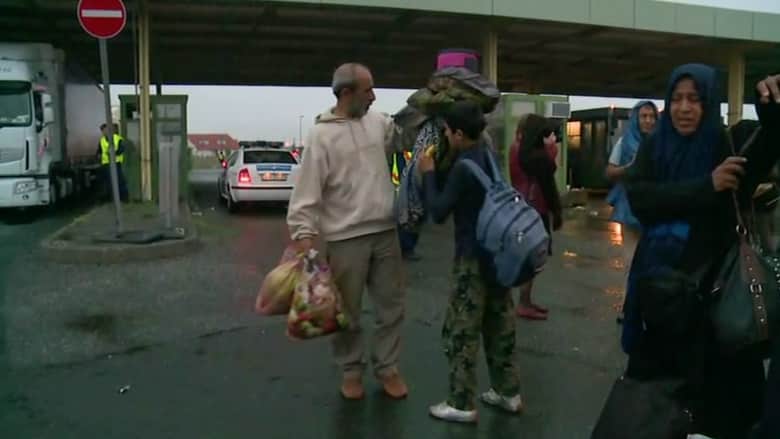 بالفيديو.. كاميرا CNN ترصد لحظة وصول لاجئين سوريين الى النمسا بعد أيام من التعثر بالمجر