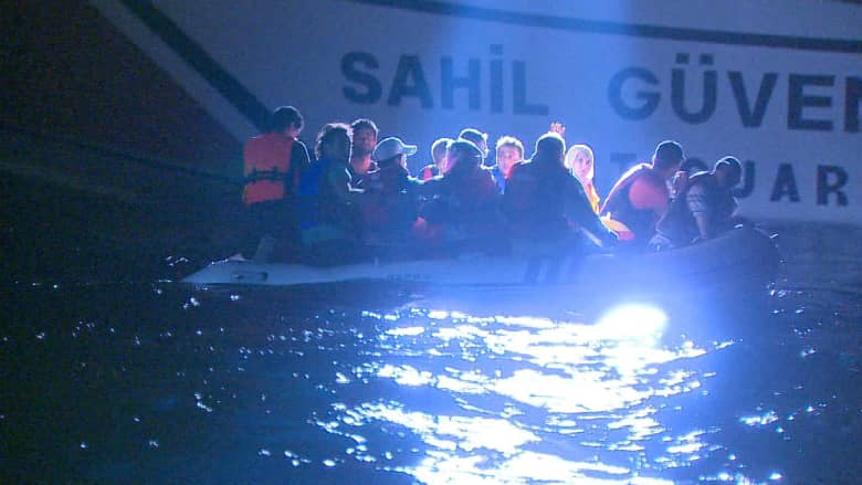 تركيا تنقذ سوريين من قاربين وسط البحر وصورة جثة الطفل آلان ماثلة بالأذهان
