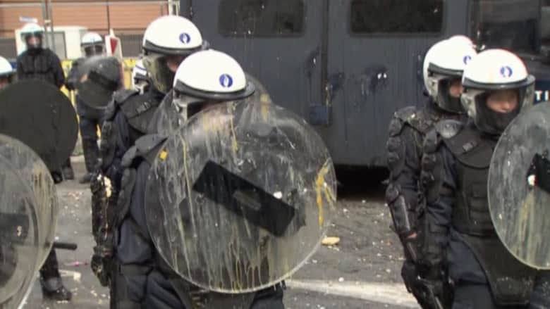 بالفيديو.. مواجهات بين الشرطة البلجيكية ومزارعين غاضبين في بروكسل