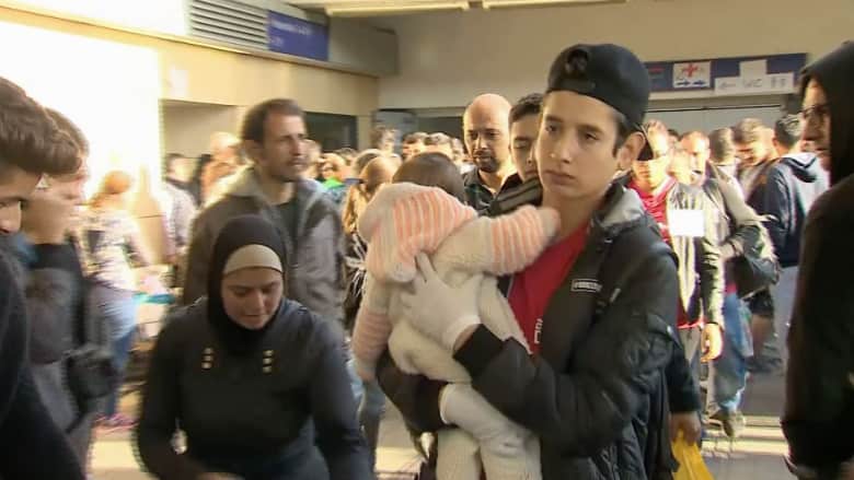 بالفيديو.. كاميرا CNN ترصد اكتظاظ محطات القطار بالمهاجرين في النمسا