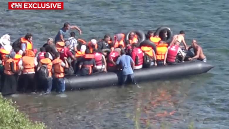 بالفيديو.. كاميرا CNN ترصد سراً رحلة سوريين بقارب مطاطي إلى أوروبا: البقاء بسوريا موت آخر